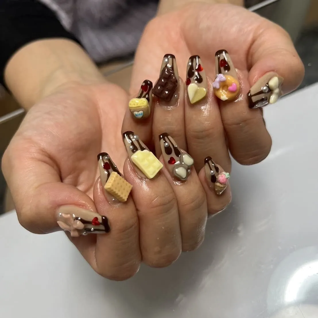 バレンタインモチーフのチョコレートネイル